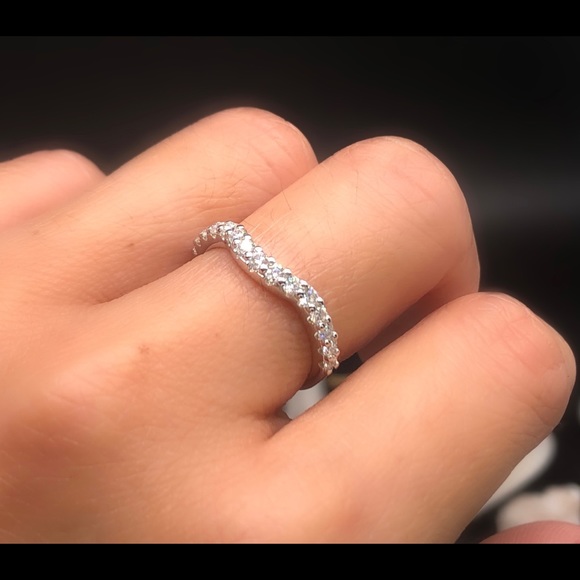 Half curved band with 2mm moissanite - Picture 4 of 9